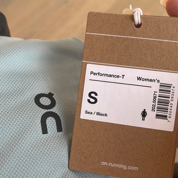 ON running performance T women’s size small - Picture 2 of 3